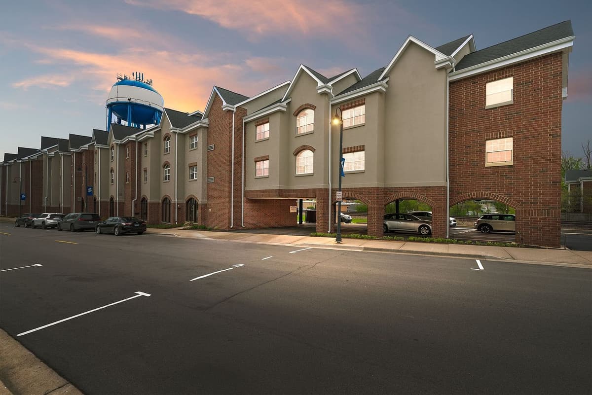 245 Burlington Ave APT 311, Clarendon Hills, IL 60514