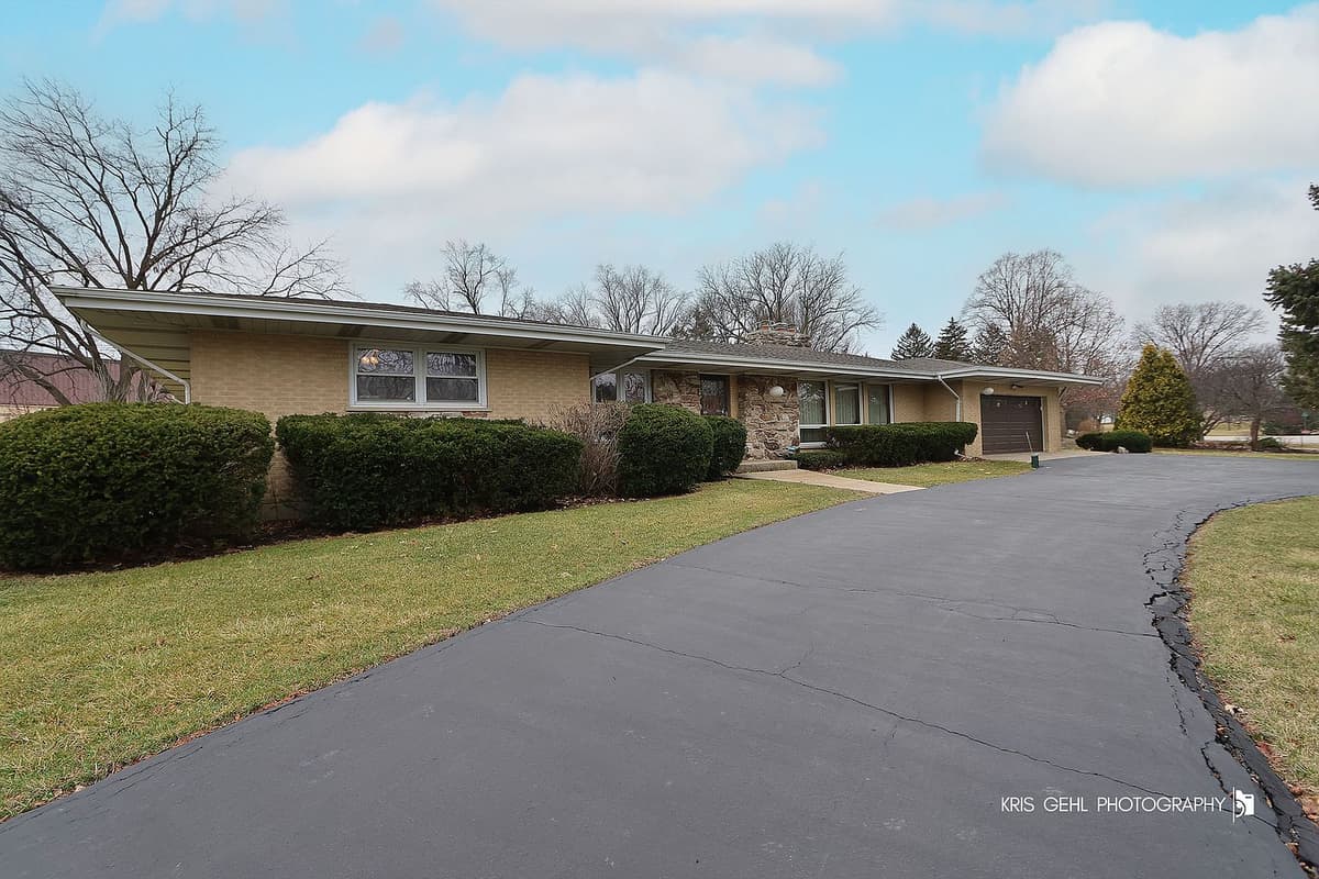 Front exterior, 20W371 Diversey Ave, Addison, IL 60101