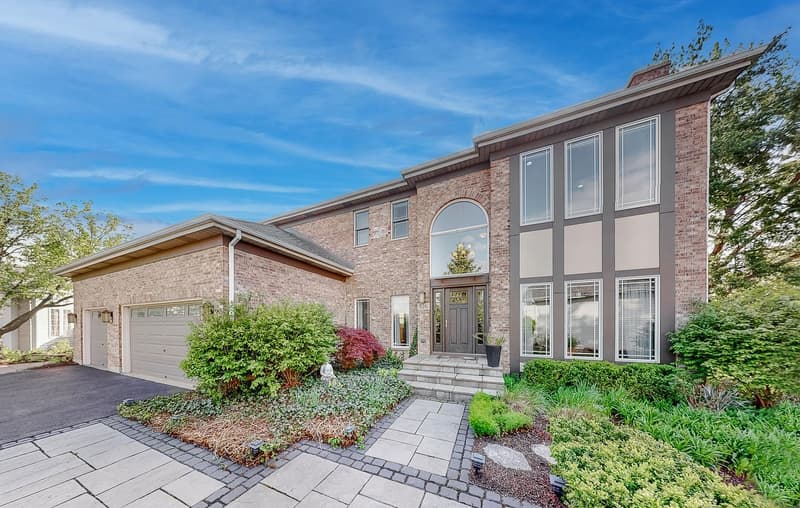 526 Spruce Ln — front exterior — 526 Spruce Ln, Lisle